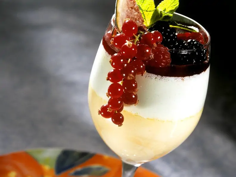 Pfirsichcreme mit Beeren