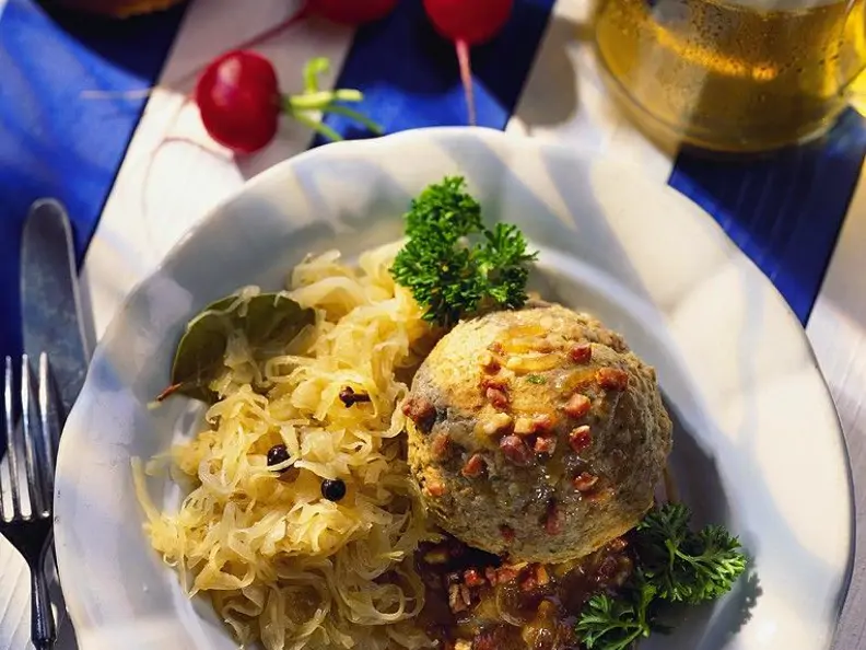 Leberknödel mit Sauerkraut
