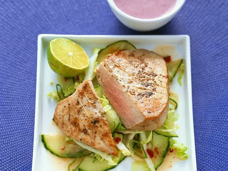 Thunfisch mit fruchtigem Gurkensalat