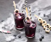 Dunkelrote Halloween-Bowle mit Litschis und Heidelbeeren