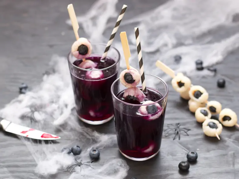 Dunkelrote Halloween-Bowle mit Litschis und Heidelbeeren