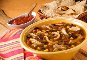 Hähnchen-Gemüsesuppe auf mexikanische Art