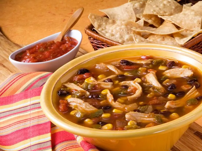 Hähnchen-Gemüsesuppe auf mexikanische Art