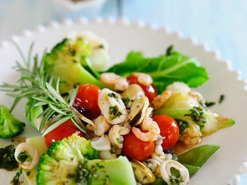 Meeresfrüchtesalat mit Gemüse