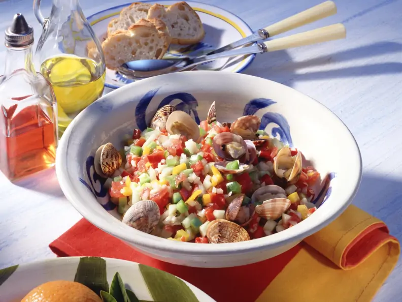 Gemüsesalat mit Muscheln