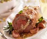 Mit Käse gefüllter Lammbraten