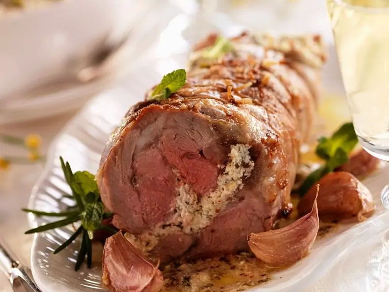 Mit Käse gefüllter Lammbraten