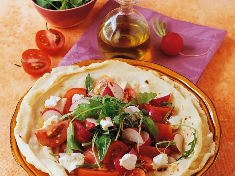 Tomatensalat auf Fladenbrot