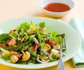 Blattsalat mit Champignons und Lachs