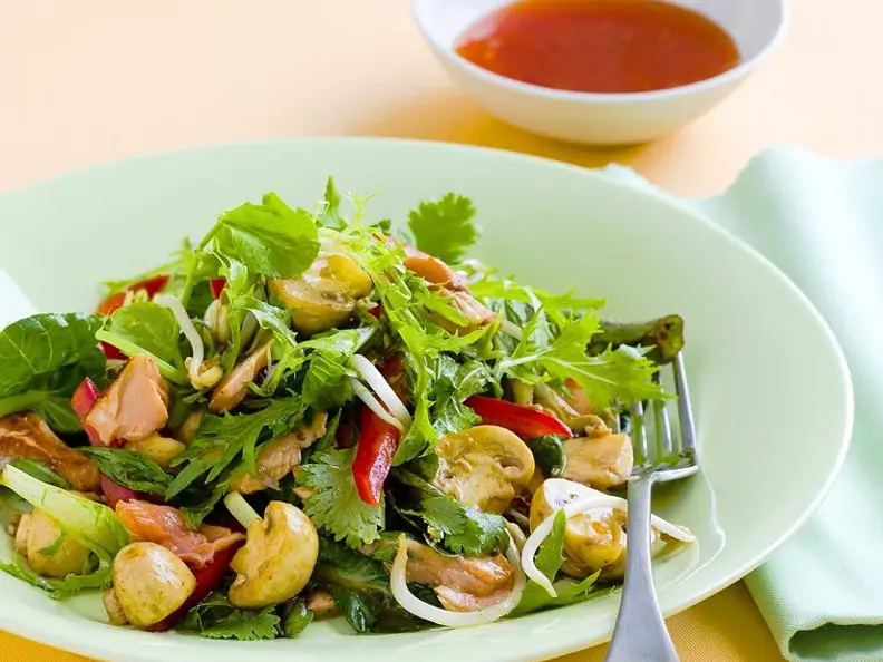 Blattsalat mit Champignons und Lachs