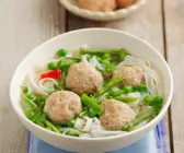 Asiatische Nudelsuppe mit Hackbällchen