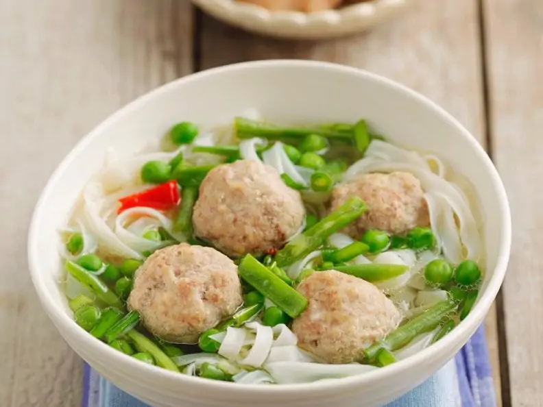 Asiatische Nudelsuppe mit Hackbällchen