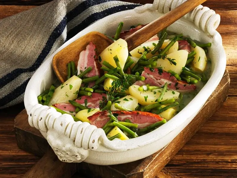 Kartoffelgemüse mit Birnen und Speck