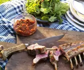 Lamm vom Grill mit Tomaten
