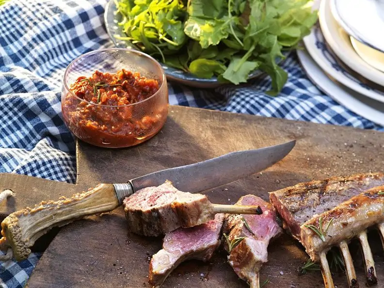 Lamm vom Grill mit Tomaten