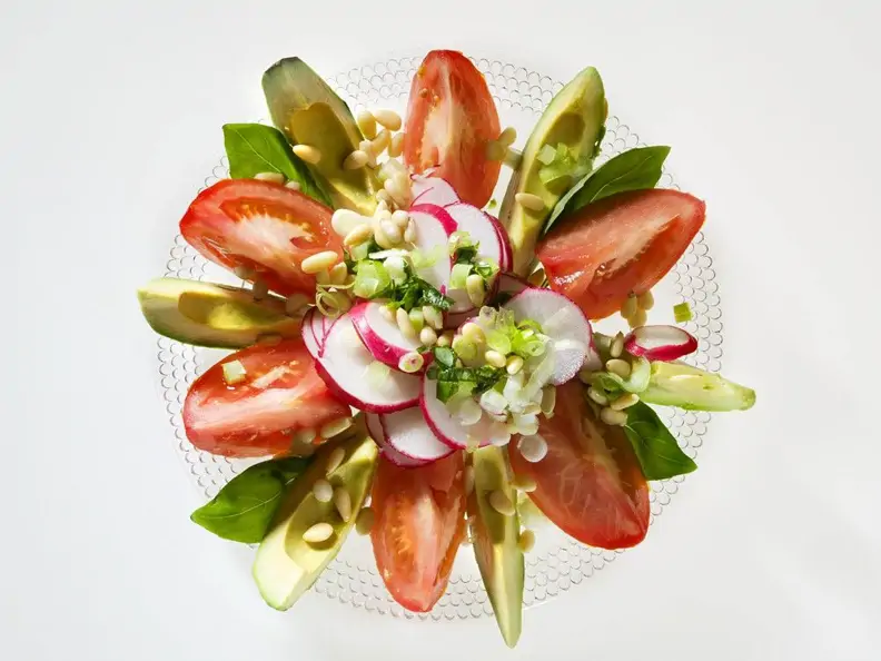 Tomatensalat mit Avocado
