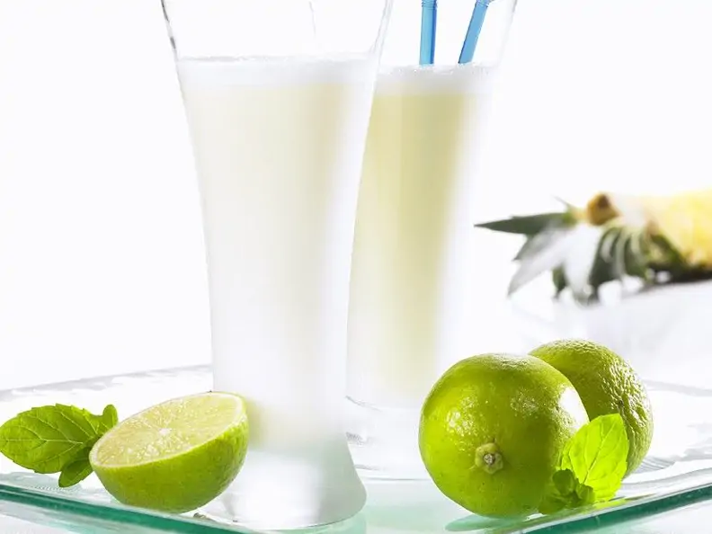Ananas-Shake mit Kokosmilch