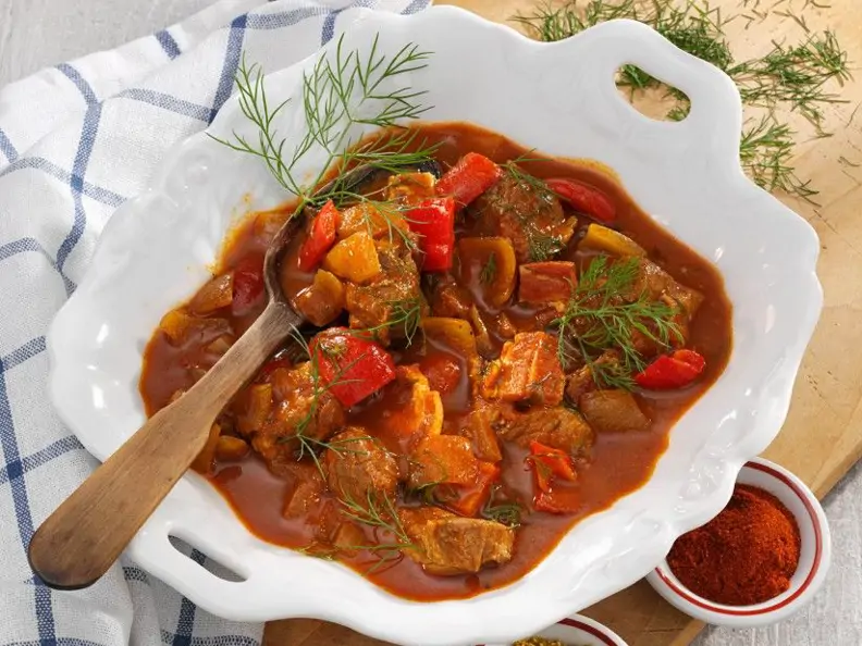 Haxengulasch mit Parprika und Dill