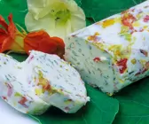 Butter mit Kräutern und Blüten