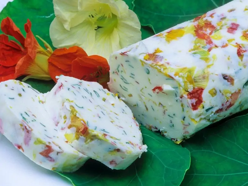 Butter mit Kräutern und Blüten