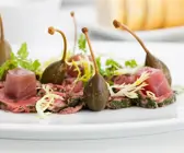 Kalbscarpaccio mit Thunfisch und Kapern