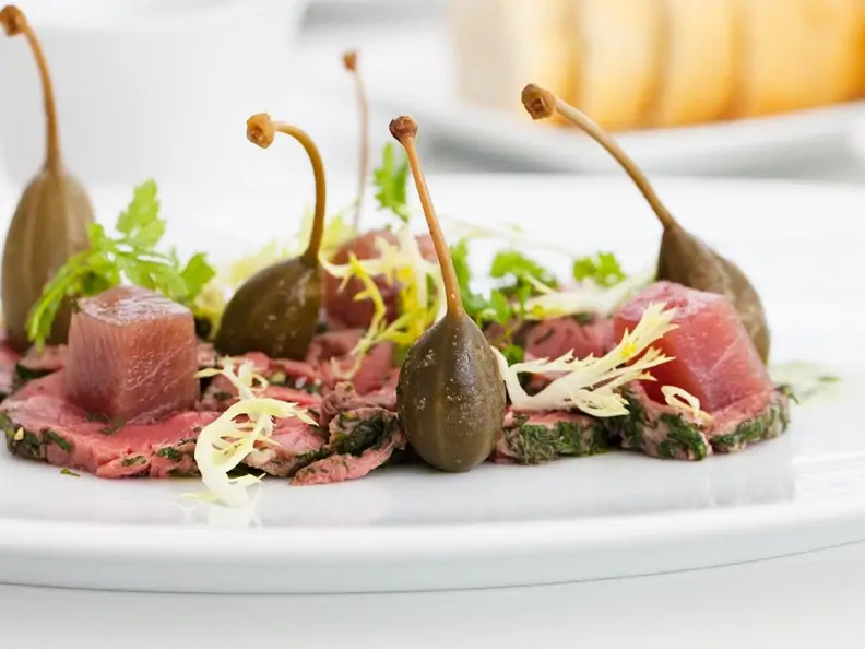 Kalbscarpaccio mit Thunfisch und Kapern