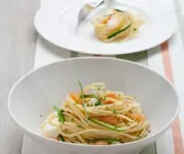 Nudeln mit Zucchini, Lachs und Mozzarella