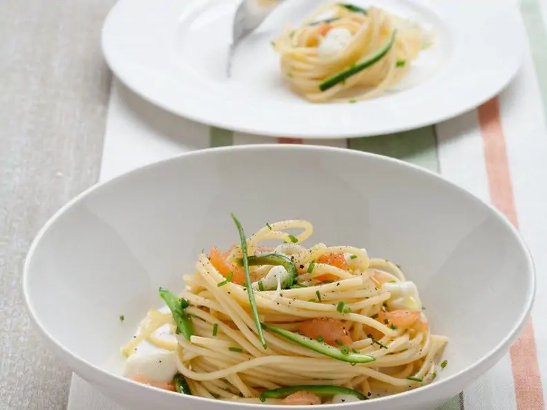 Nudeln mit Zucchini, Lachs und Mozzarella
