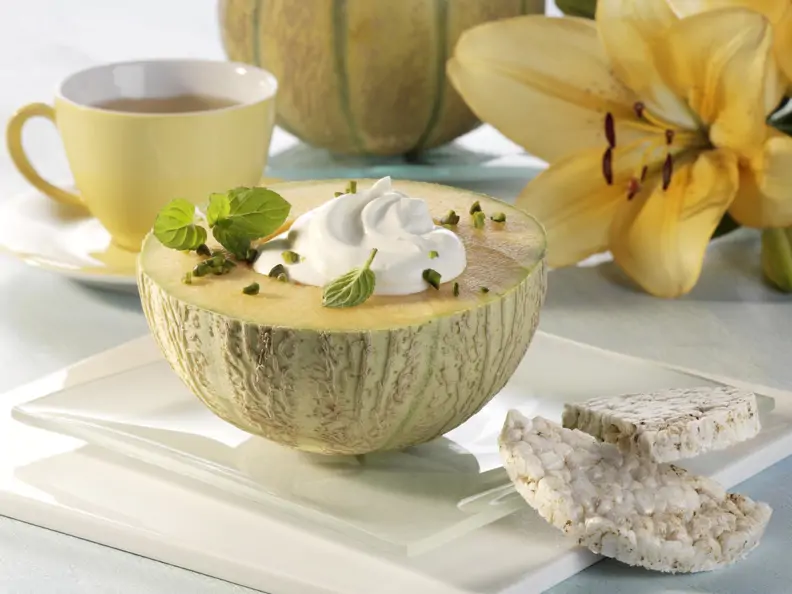 Melone mit Crème fraîche und Honig