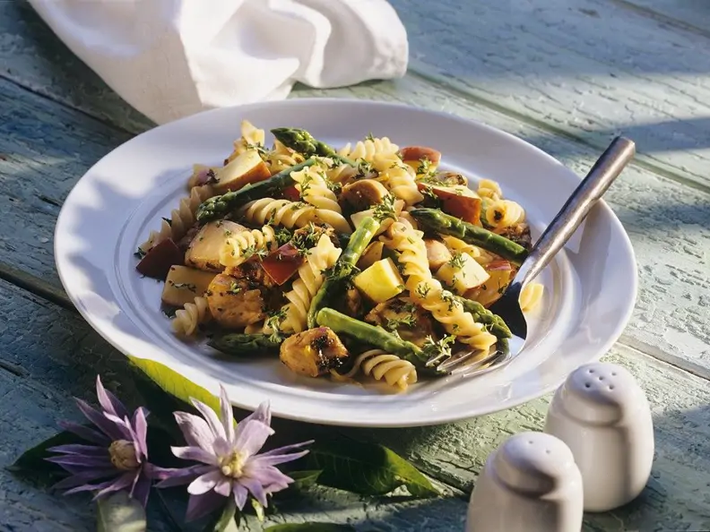 Pastasalat mit Hähnchen und Spargel