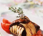 Mit Ziegenkäse gefüllte Auberginen