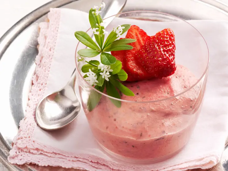 Erdbeer-Joghurt-Creme mit Waldmeister