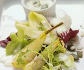 Salat mit Birnen und Käsedressing