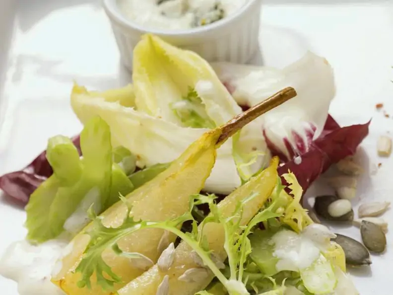 Salat mit Birnen und Käsedressing