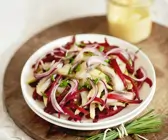 Salat vom Hering mit Zwiebel und Apfel