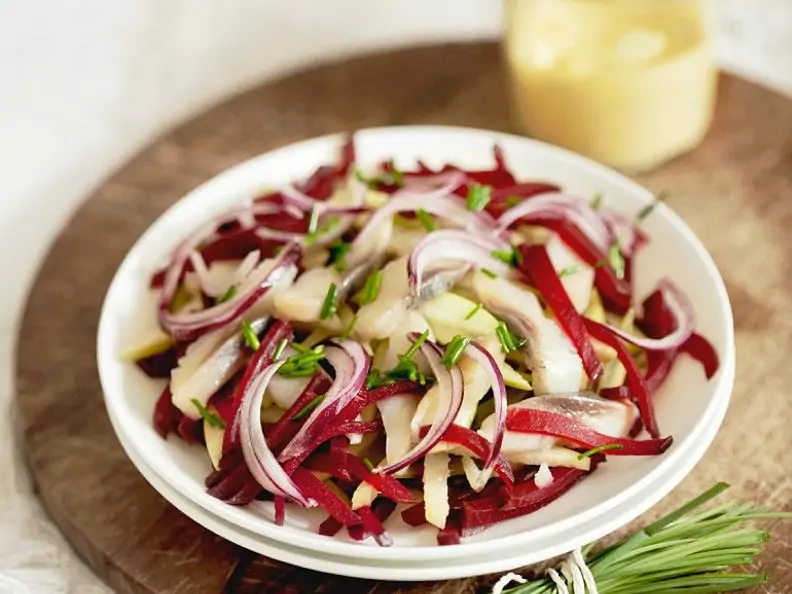 Salat vom Hering mit Zwiebel und Apfel