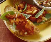 Bruschetta mit Pinienkernen und Basilikum