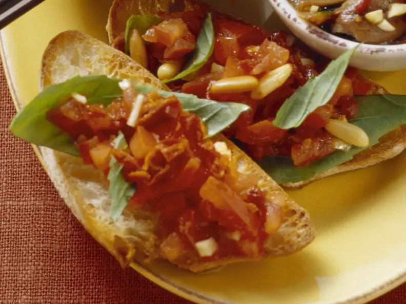Bruschetta mit Pinienkernen und Basilikum
