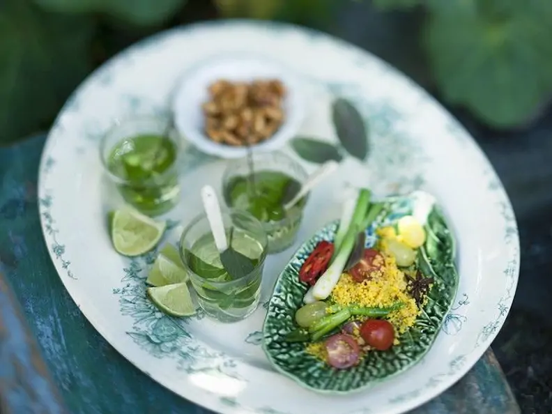 Couscous-Minz-Salat und Tee