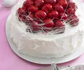 Torte mit Erdbeeren und Zuckerfäden