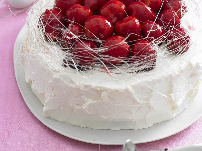 Torte mit Erdbeeren und Zuckerfäden