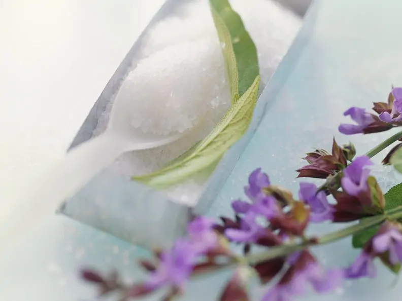 Zucker mit Salbeiblüten für Zuckerblüten