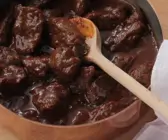 Dunkles Rindergulasch