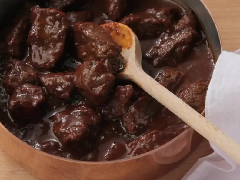 Dunkles Rindergulasch