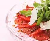Carpaccio mit Erdbeeren und rosa Pfeffer