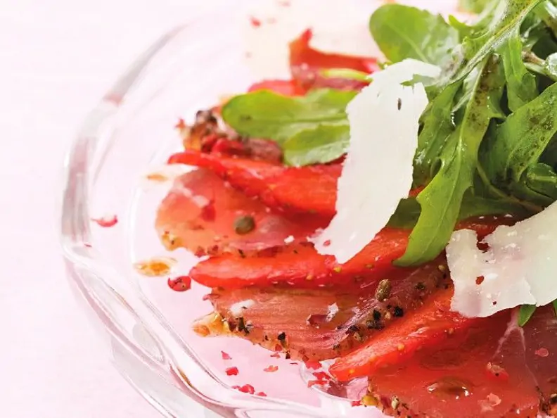 Carpaccio mit Erdbeeren und rosa Pfeffer