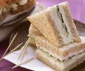 Toastbrot-Sandwich mit Rucola