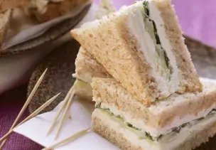 Toastbrot-Sandwich mit Rucola