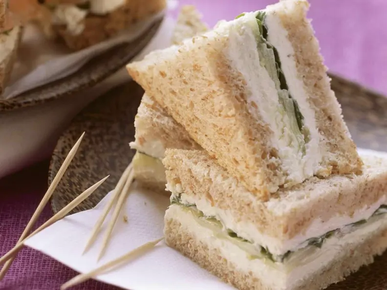 Toastbrot-Sandwich mit Rucola