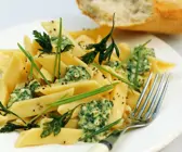 Pasta mit Käse-Kräuter-Soße